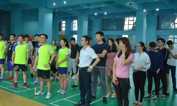 九游老哥J9俱乐部2018羽毛球赛圆满举行